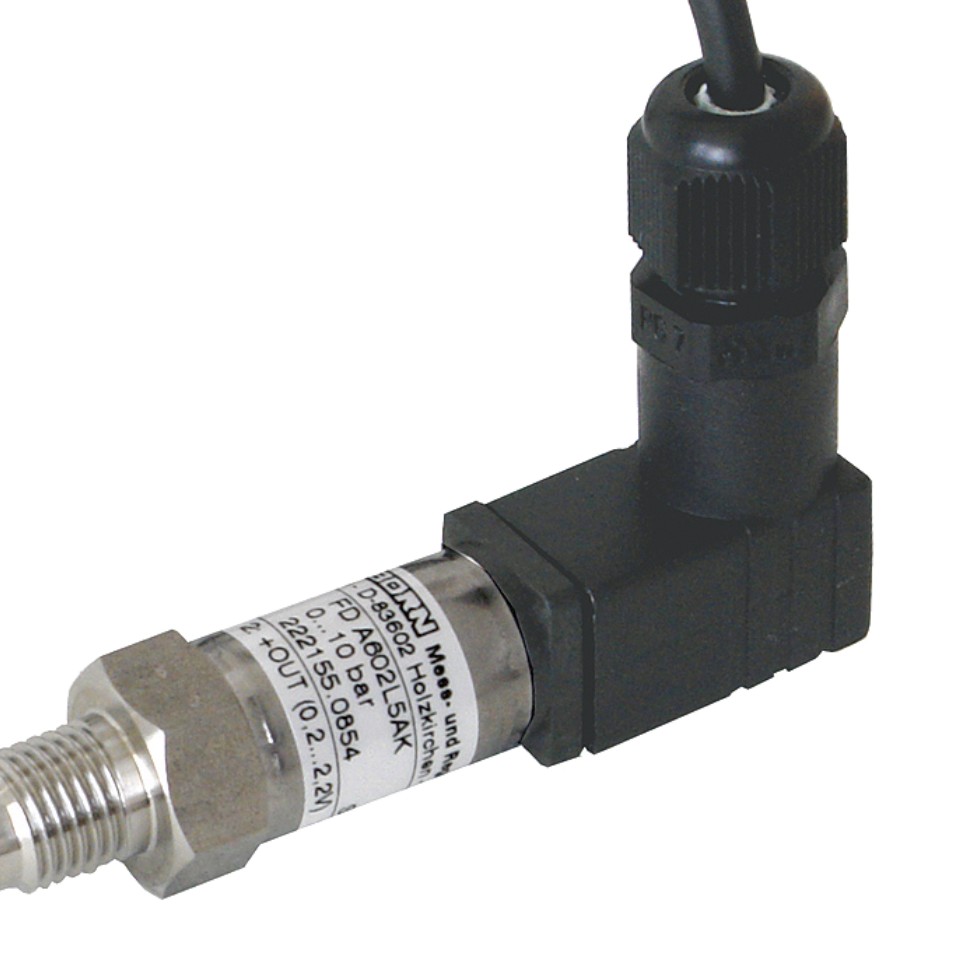 Pressure transducer for measuring the temperature of refrigerants