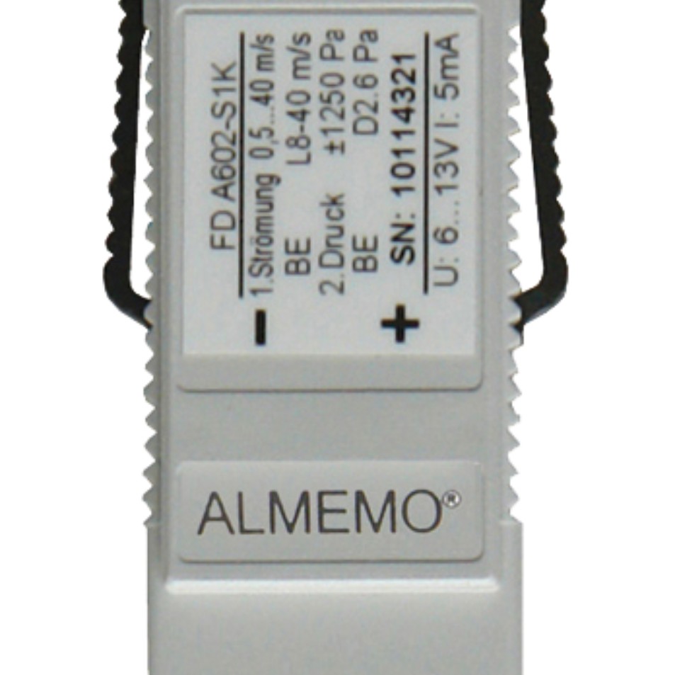Pressure measuring connector for barometric pressure and for differential pressure